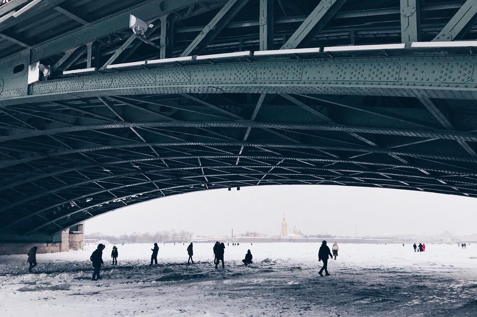 Петербуржцы на льду под Дворцовым мостом