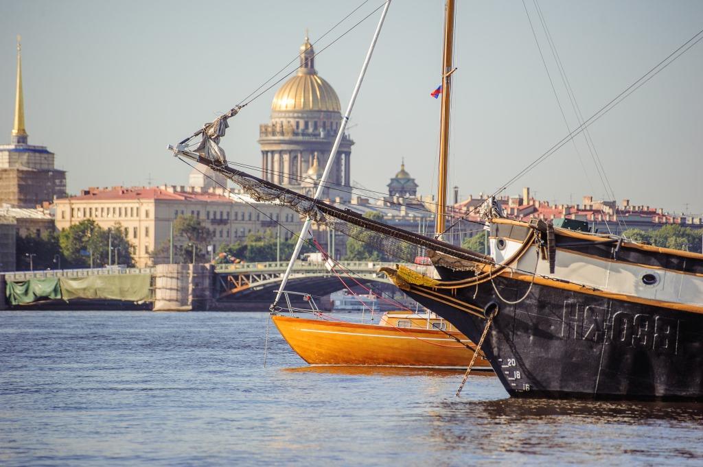 Петербург неделя. СПБ Петропавловская крепость яхта. Яхты на Неве в Санкт-Петербурге. Яхта на Неве СПБ. Корабли у Петропавловки.