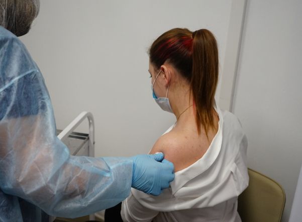 Петербуржцам с аллергиями разъяснили, стоит ли делать прививку от коронавируса