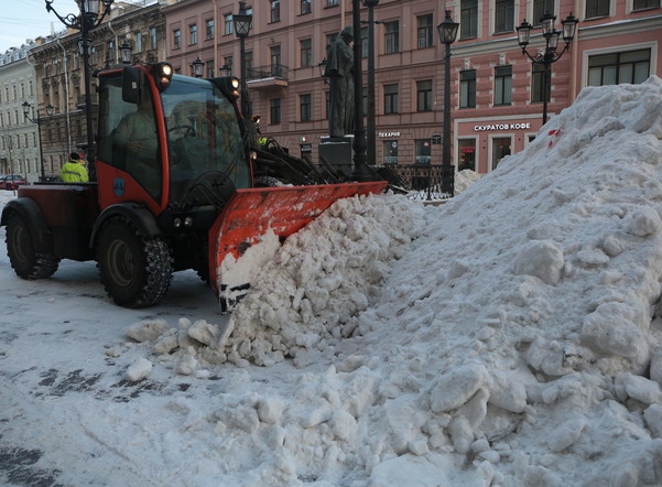 Воскресным утром уже более 6 тысяч дворников очищают улицы Петербурга от снега