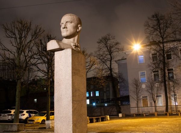 В честь Всемирного дня поэзии в Петербурге подсветили памятник Маяковскому и Джалилю