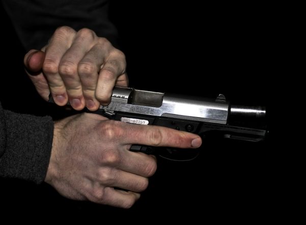 В Красносельском районе задержали мужчину, направлявшего пистолет на детей