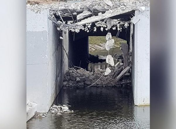 В Красносельском районе в реку сбросили бетон