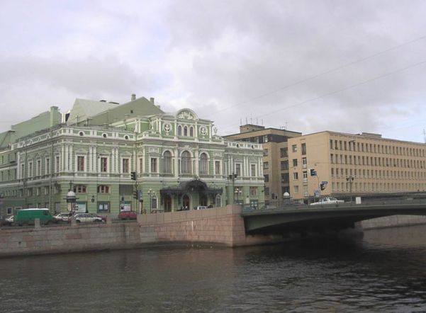 В центре Петербурга военной технике устроили «банный день»