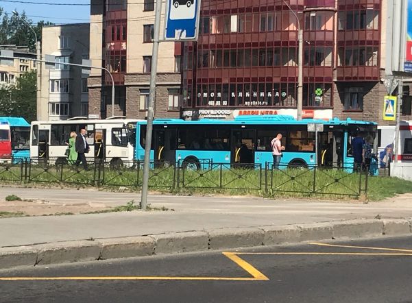 На Ленинском проспекте маршрутка столкнулась с автобусом