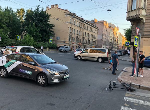 В Василеостровском районе водитель каршеринга  сбил человека на электросамокате 