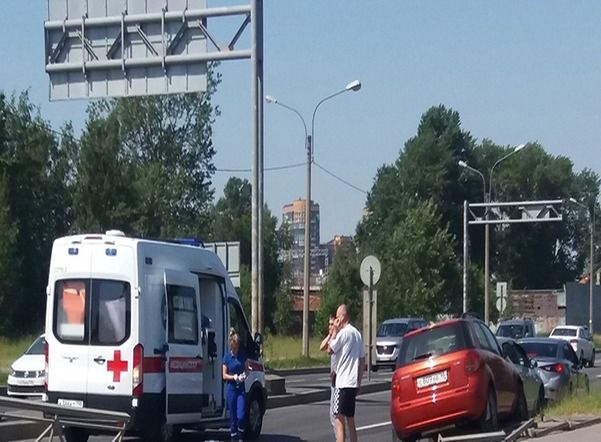 На Митрофаньевском шоссе кроссовер сбил девушку и протаранил дорожное ограждение