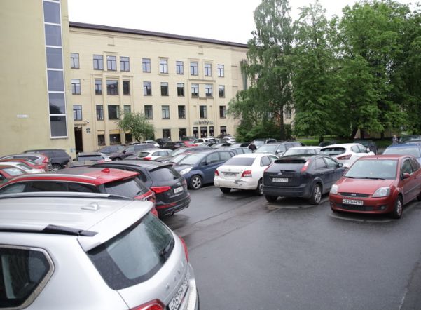 За соблюдением правил парковки во дворах будут следить в Петербурге 