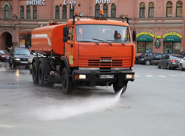 В Петербурге станут чаще поливать дороги из-за аномальной жары