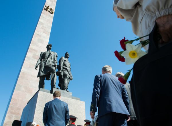 Александр Беглов возложил цветы к монументу героическим защитникам Ленинграда