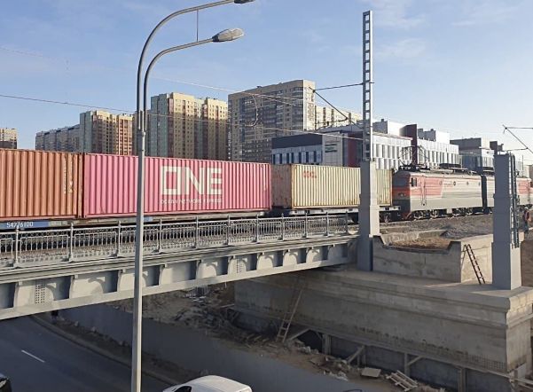По новому Пулковскому путепроводу пустили грузовые поезда
