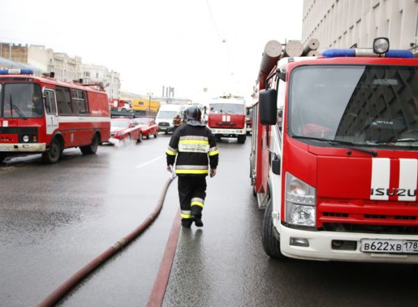 Пожар в яхт клубе адмирал. Набережная Мартынова авария. Пожар на яхтенной 35 29.07.23.