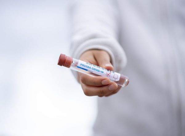 Власти Петербурга вводят обязательную вакцинацию от коронавируса