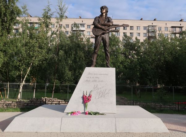 Возле памятника Виктору Цою установлена "поющая" ограда