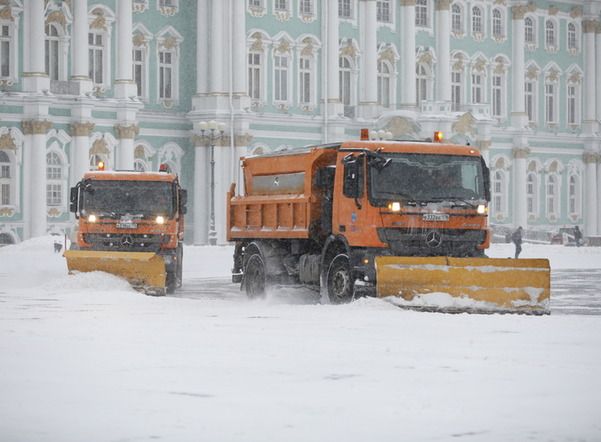 В Пушкине снегоуборочная машина убрала автомобиль вместо снега