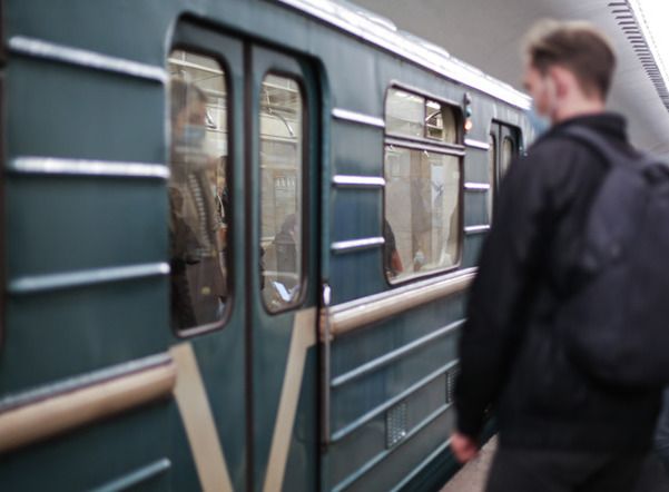 Петербуржцев снова пускают на станцию метро «Новочеркасская»