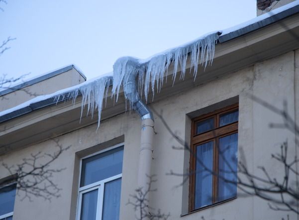 В центре Петербурга из-за схода льда с крыши пострадал мужчина