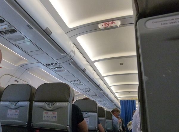 Летящий из Петербурга в Сочи самолет подал сигнал тревоги