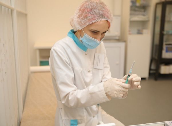 Мобильных пунктов вакцинации от коронавируса в Петербурге стало вдвое меньше