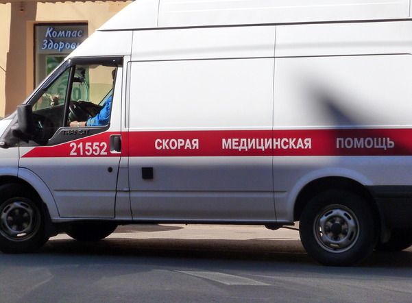 В больницу Петербурга доставили мужчину, на которого упала глыба льда в Бокситогорске