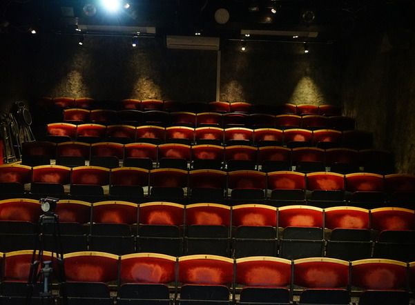 Театрам и кинотеатрам Петербурга разрешили полностью заполнять залы