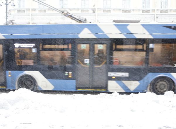 Петербуржцев попросили быть особенно внимательными на дорогах из-за метели и ветра