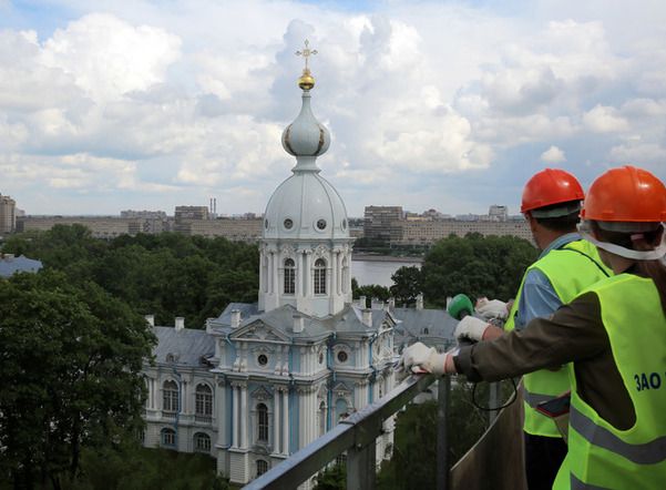 В Петербурге от строительных лесов освобождают Смольный собор