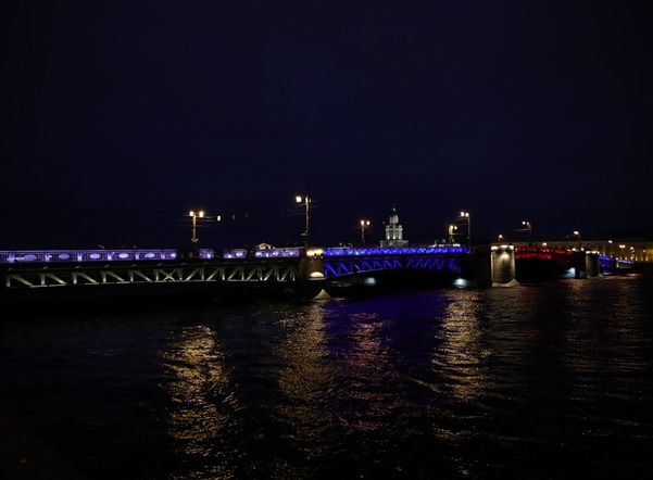 Дворцовый мост окрасится в цвета флагов России и Беларуси