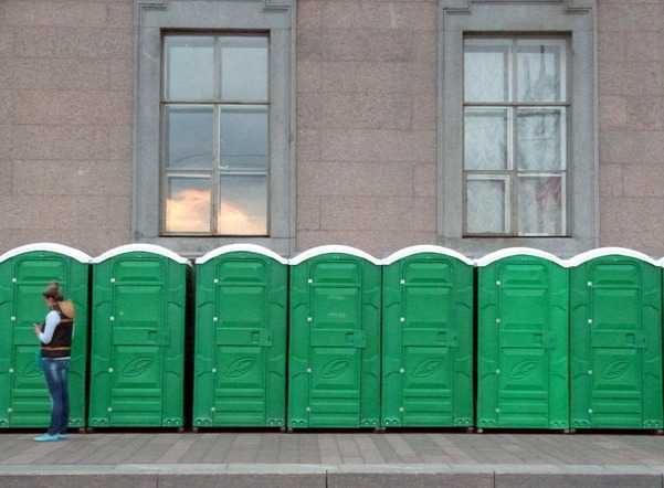 170 дополнительных уличных туалетов установят в Петербурге на праздниках