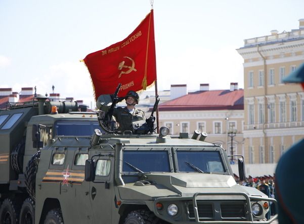 Парады Победы прошли в Петербурге и Москве
