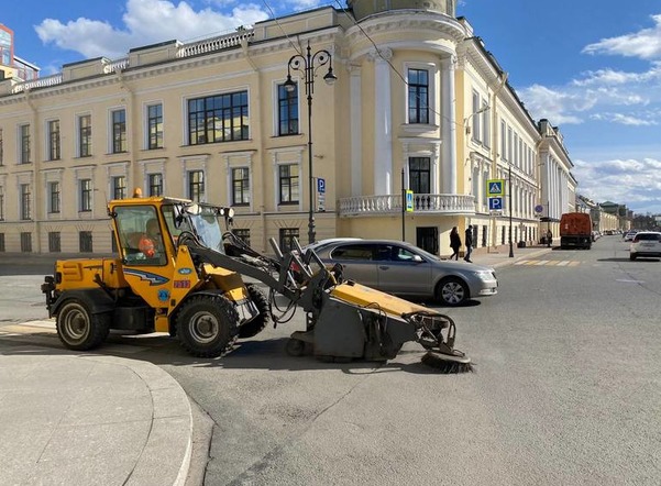 После 9 мая для уборки улиц Петербурга привлекли свыше 600 машин
