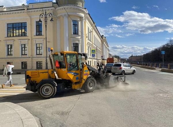 За неделю с улиц Петербурга смели 2,6 тонны пыли