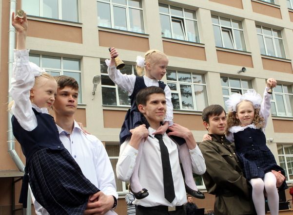 Последние звонки прозвенят в школах Петербурга в начале следующей недели