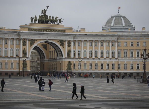 Из-за сильного ветра в Петербурге объявили желтый уровень опасности