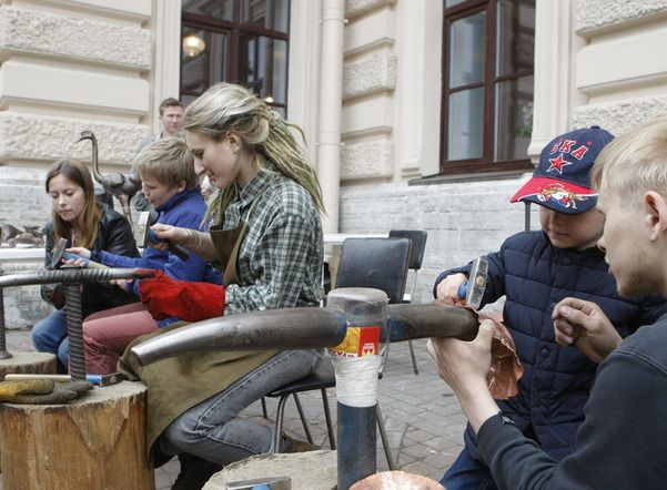 Петербуржцы учились лепить и рисовать в Соляном переулке в День города