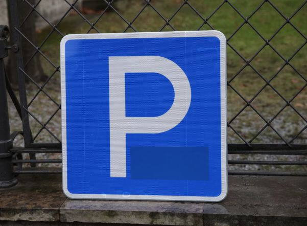 Петербургским водителям предложили несколько удобных способов оплаты парковки на улицах