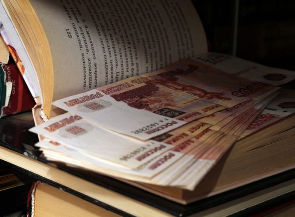 Полиция поймала мошенника, лишившего пенсионерку из Выборга почти миллиона рублей с помощью подмены купюр 