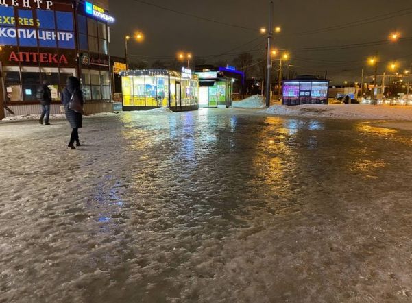 МЧС предупредило петербуржцев о гололедице и сильном ветре