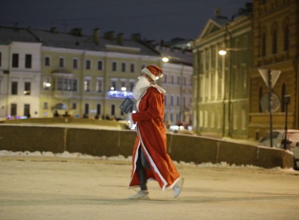 В Петербурге с 26 декабря за руль автобуса сел Дед Мороз в рамках акции “Везет Новый год”