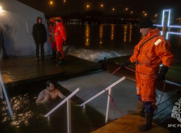 Более 13 тысяч жителей Петербурга и области искупались на Крещение