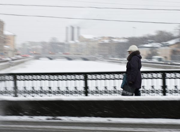 Зависший над Петербургом теплый атмосферный фронт обеспечит снег на северо-западе