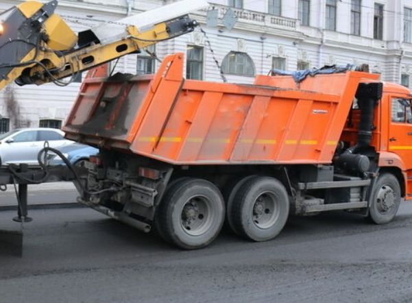 В Калининском районе мусоровоз насмерть задавил 83-летнюю петербурженку