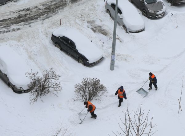 Второй месяц весны в Петербурге, зависшем на периферии циклона, начинается со снегопадов