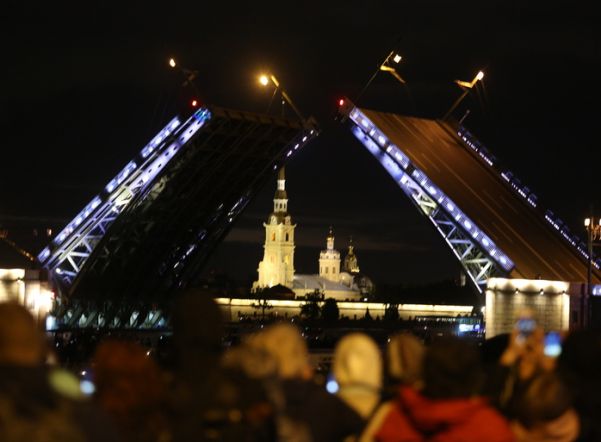 В Петербурге в ночь на 8 апреля проведут дополнительную разводку мостов