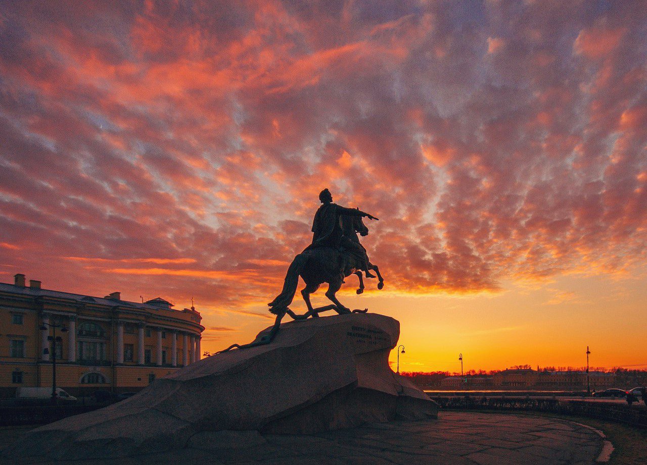 Памятник Петру I около Исаакиевского собора в закатном солнце Михаил Зефиров / vk.com/zefirov