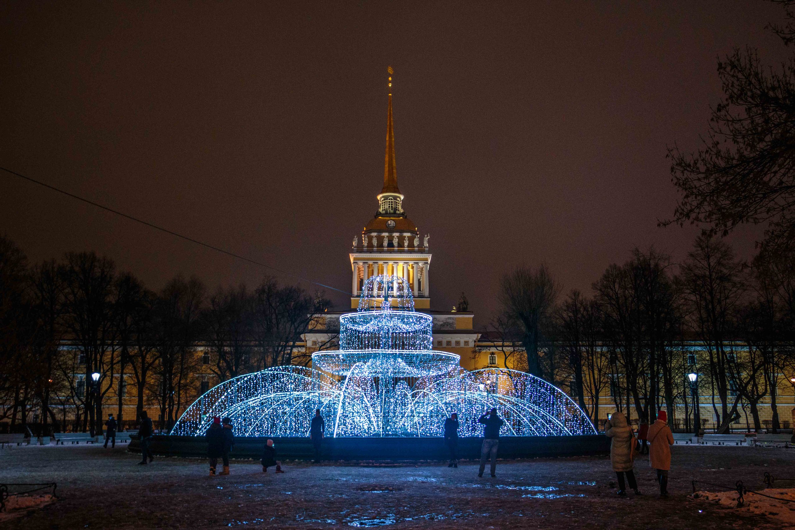 Фонтан у Адмиралтейства в Санкт-Петербурге новый год