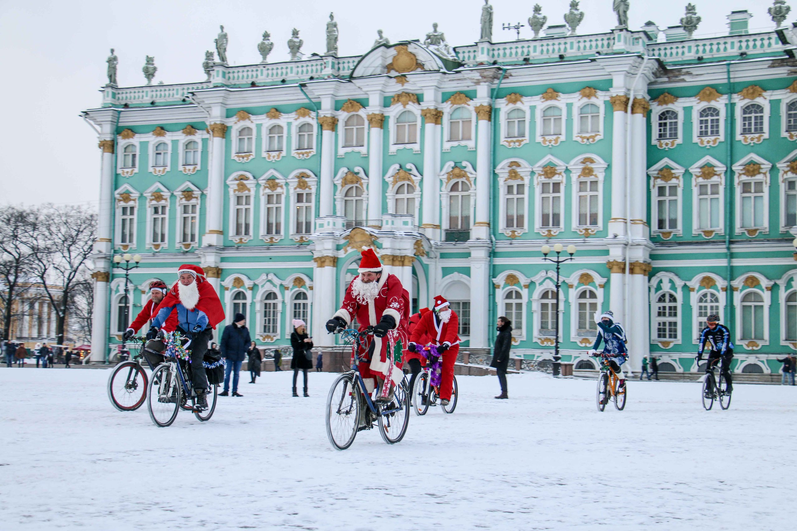 Велопарад Дедов Морозов и Снегурочек в Петербурге